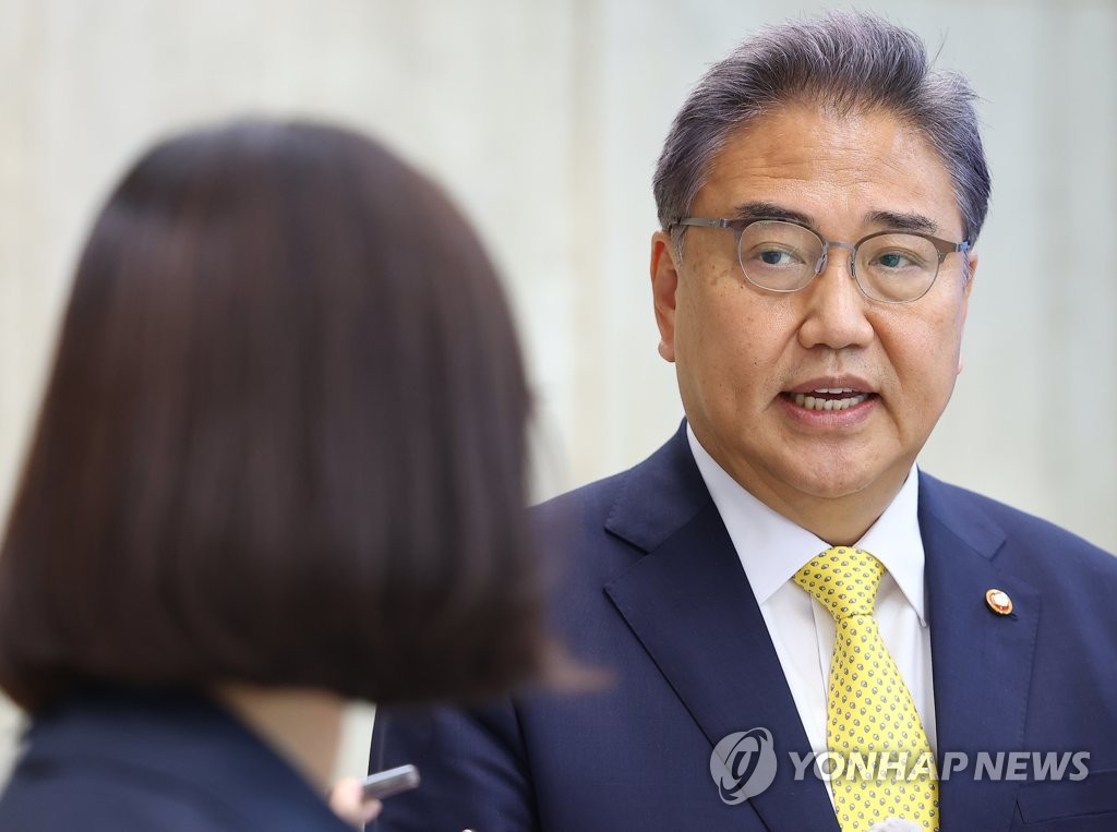 7月20日，在金浦机场，韩国外交部长官朴振结束为期三天的访日行程后回国。图为朴振答记者问。 韩联社