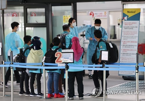 资料图片：仁川机场核酸采样点 韩联社