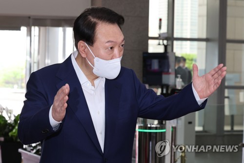 7月22日，在首尔龙山总统府，总统尹锡悦在出勤途中的简约记者会上回答记者提问。 韩联社