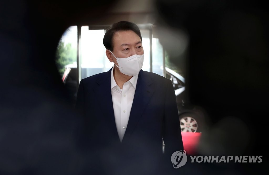 资料图片：7月22日，在首尔龙山总统府，韩国总统尹锡悦在上班途中答记者问。 韩联社
