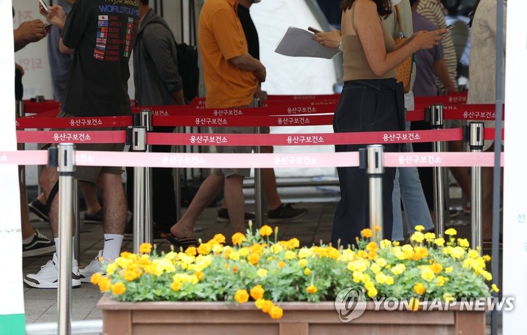 7月23日，在龙山区卫生站，市民排队等候核酸采样。 韩联社