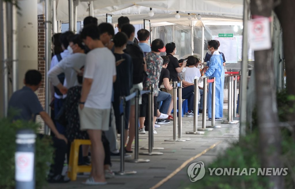 资料图片：7月25日，在设于首尔市麻浦区卫生站的新冠筛查诊所，市民排队待检。 韩联社