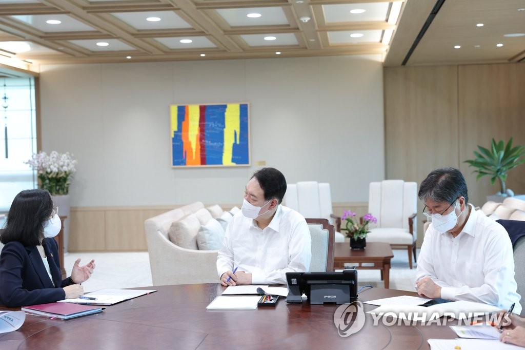 7月25日，在首尔龙山总统办公室，总统尹锡悦（居中）听取女性家庭部长官金贤淑（左）进行部门工作汇报。 韩联社/总统室供图（图片严禁转载复制）