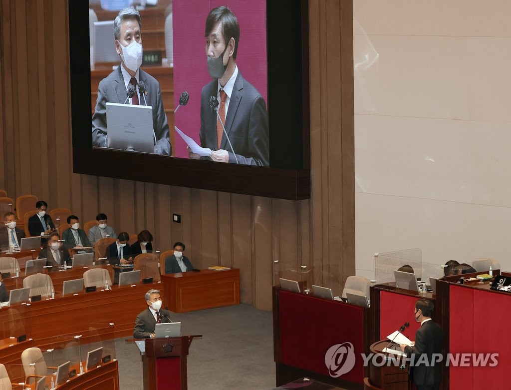 7月25日，韩国国防部长官李钟燮（左）出席国会问政会。图为李钟燮回答提问。 韩联社/国会摄影记者团