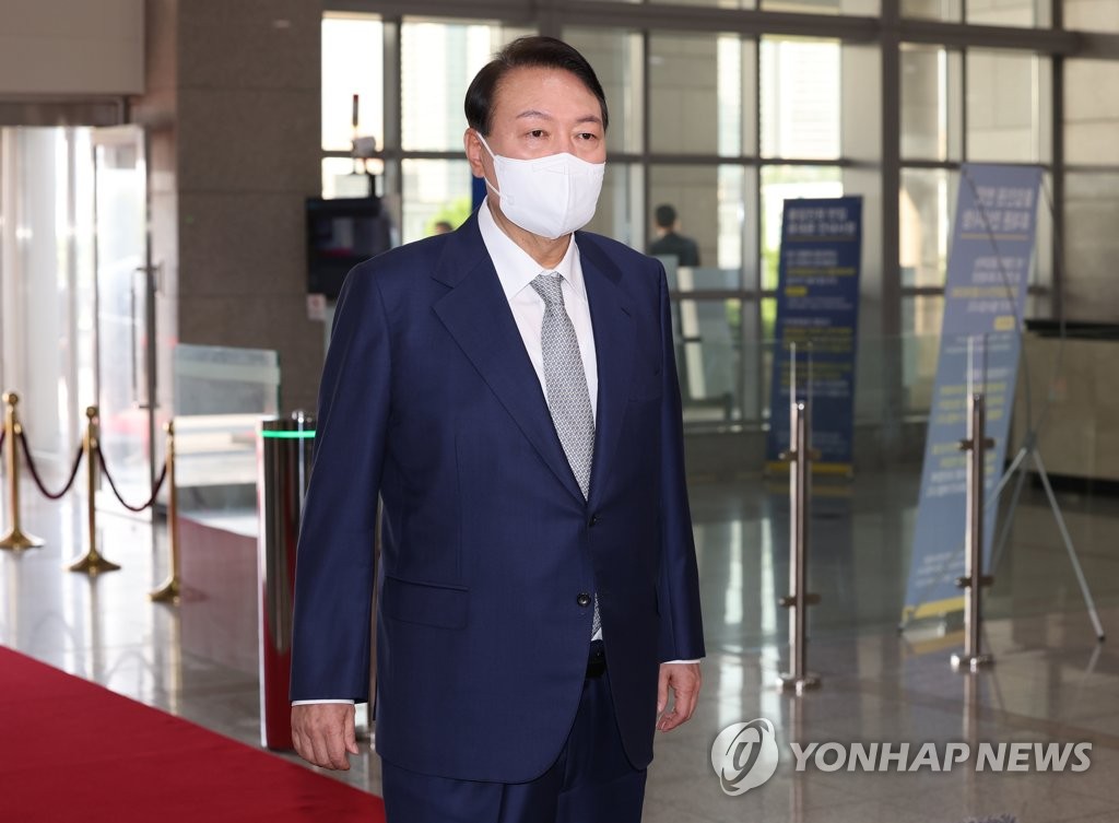 7月26日，在首尔龙山总统府，尹锡悦在上班途中接受记者采访。 韩联社