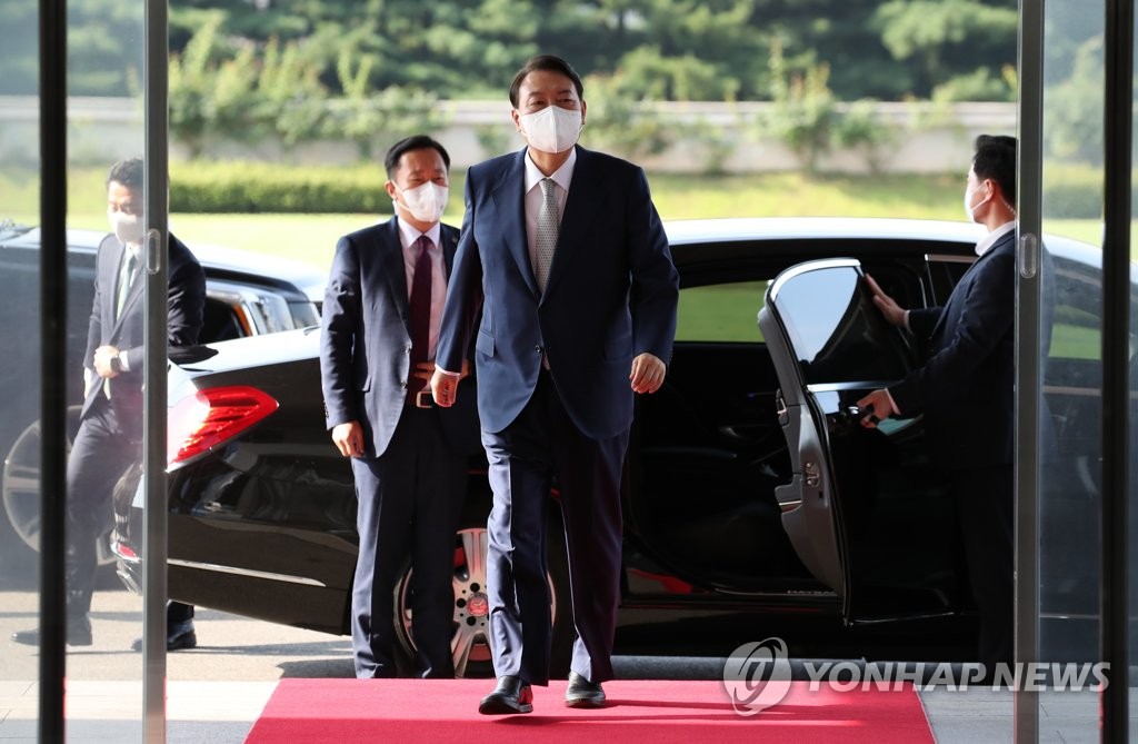 7月26日，尹锡悦步入首尔龙山总统府大楼。 韩联社