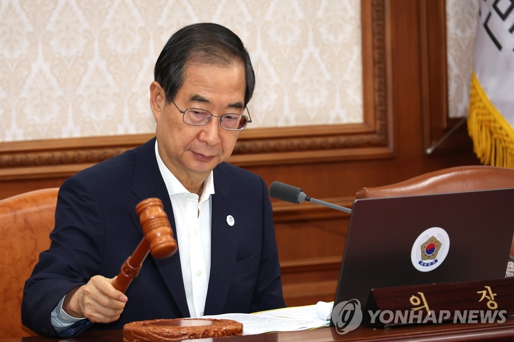 7月26日，在中央政府首尔办公楼，国务总理韩悳洙主持召开第33届国务会议。 韩联社