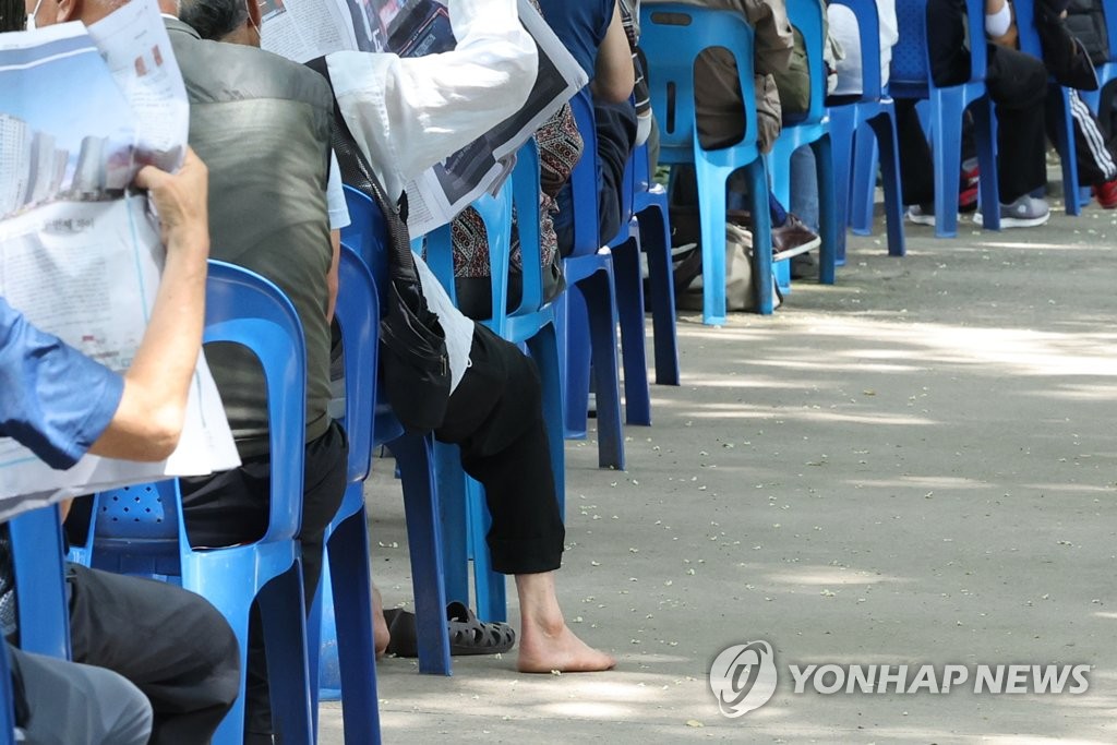 资料图片：排队等待免费供餐的老年人 韩联社