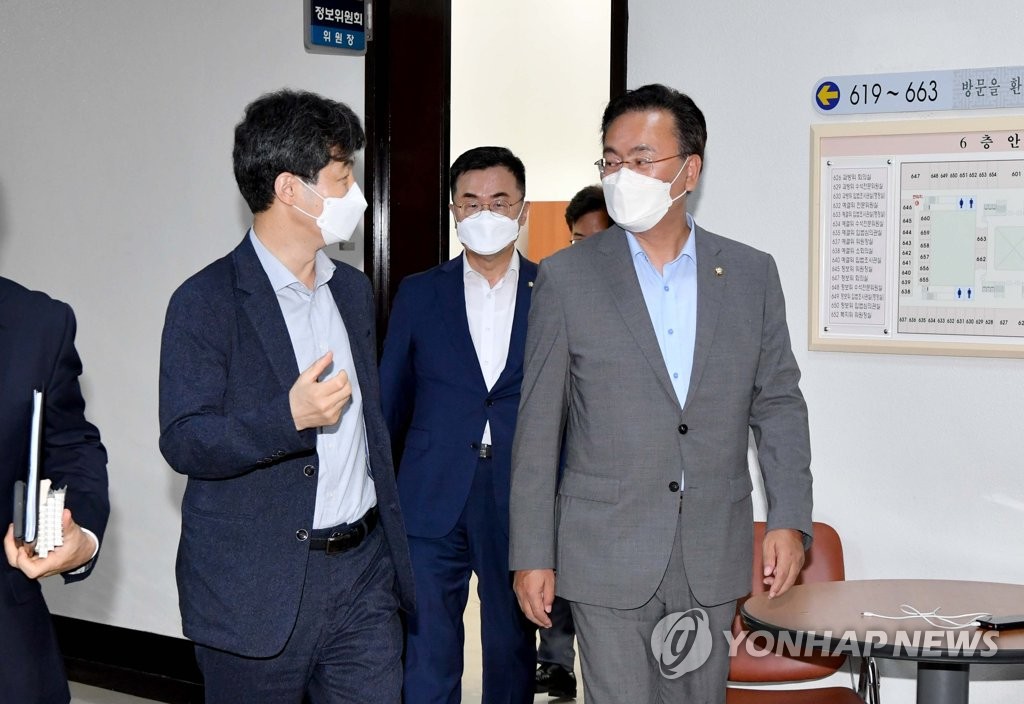 资料图片：韩国国会情报委员会朝野干事刘相凡（前排右）和尹建永（前排左） 韩联社