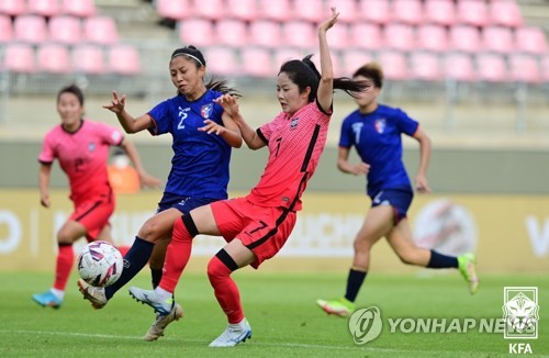 7月26日，在茨城鹿岛体育场进行的2022东亚杯女足赛收官战中，韩国女足以4比0击败中华台北队，取得本届东亚杯首胜。图为李玟娥（红衣）准备射门。 韩联社/大韩足球协会供图（图片严禁转载复制）