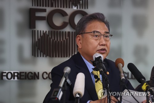 7月27日，在首尔韩国新闻中心，韩国外交部长官朴振在外媒驻首尔记者俱乐部座谈会上致辞。 韩联社