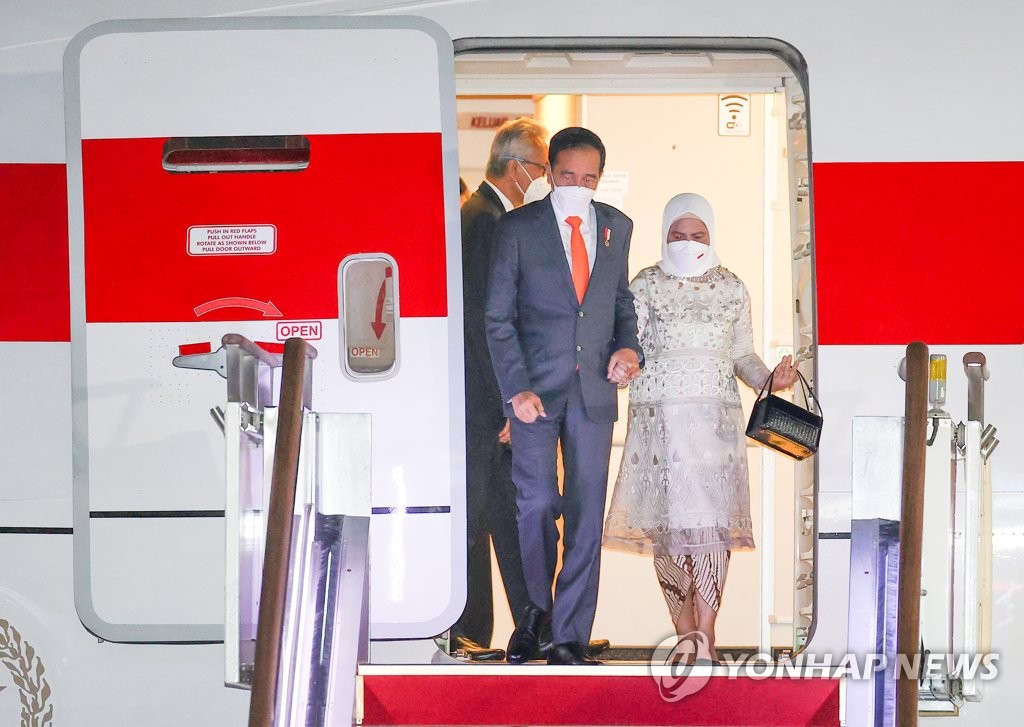 7月27日，在京畿道城南首尔机场，印度尼西亚总统佐科·维多多（左）和夫人伊莉亚娜·佐科·维多多乘专机抵达韩国，开启为期两天的访问行程。 韩联社