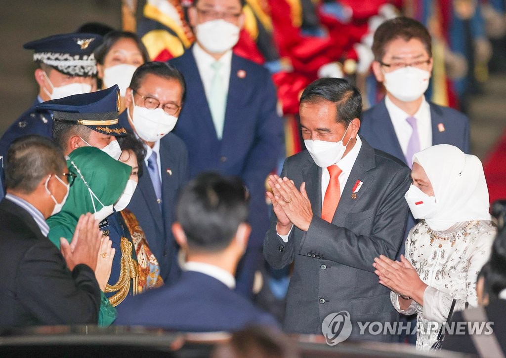 7月27日，在京畿道城南首尔机场，印度尼西亚总统佐科·维多多（右二）和夫人伊莉亚娜·佐科·维多多乘专机抵达韩国，开启为期两天的访问行程。 韩联社