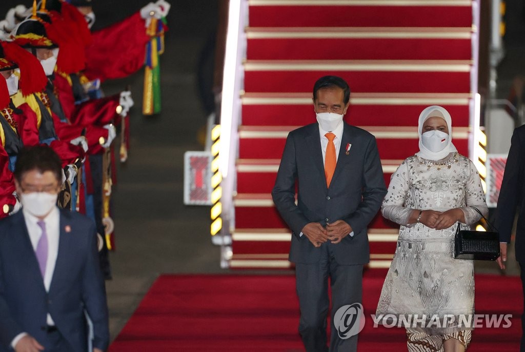 7月27日，在位于京畿道城南市的首尔机场，印度尼西亚总统佐科·维多多（左）和夫人伊莉亚娜·佐科·维多多乘专机抵达韩国。 韩联社