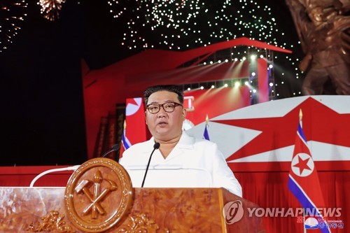 据朝中社7月28日报道，朝鲜国务委员会委员长金正恩27日出席“战胜节”69周年纪念活动并发表讲话。 韩联社/朝中社（图片仅限韩国国内使用，严禁转载复制）