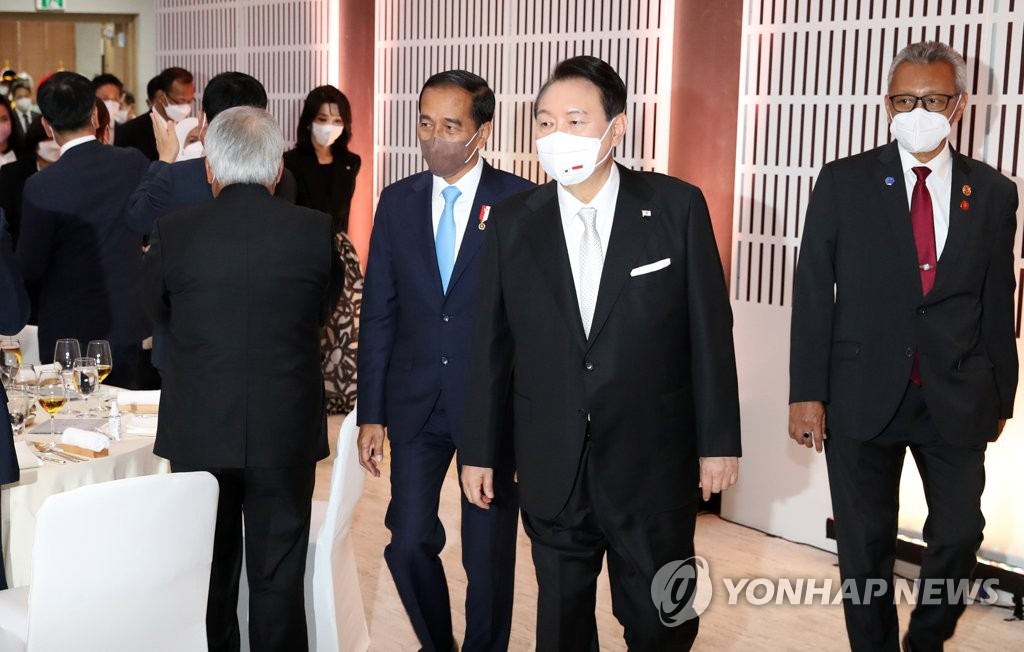 资料图片：7月28日，在首尔龙山总统府，韩国总统尹锡悦（右二）和印尼总统佐科·维多多（右三）走进晚餐会场。 韩联社/总统室通讯摄影记者团