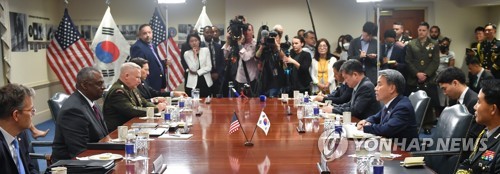 当地时间7月29日，在美国国防部大楼，韩国国防部长官李钟燮（右二）和美国国防部长劳埃德·奥斯汀（左二）举行会谈。 韩联社/国防部供图（图片严禁转载复制）