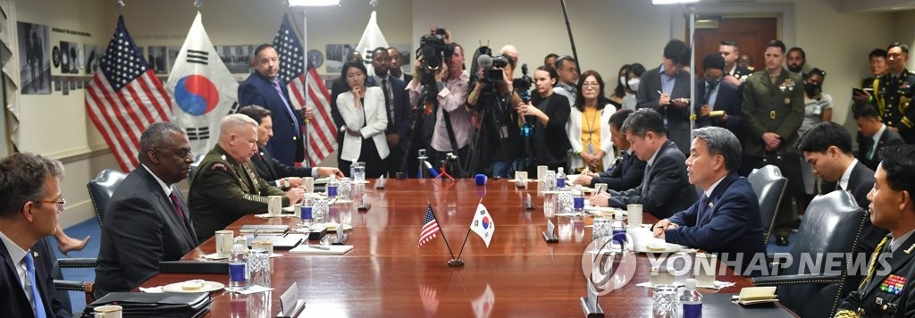当地时间7月29日，在美国国防部大楼，韩国国防部长官李钟燮（右二）和美国国防部长劳埃德·奥斯汀（左二）举行会谈。 韩联社/国防部供图（图片严禁转载复制）