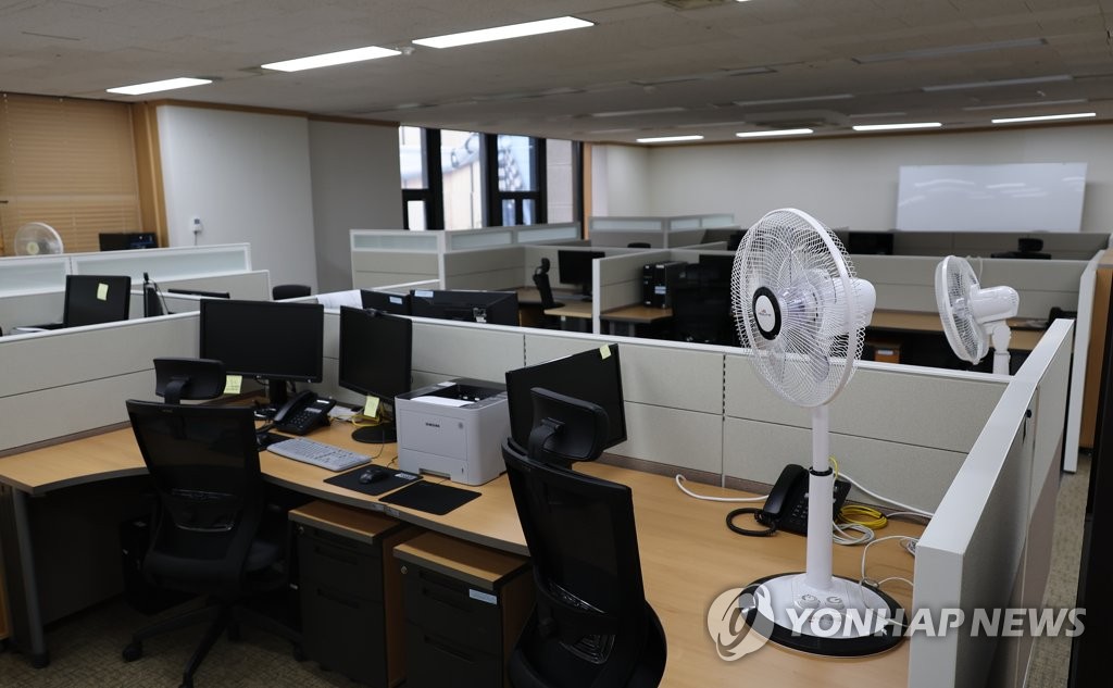 8月1日，在首尔，中央政府首尔办公大楼为警察局留出办公空间。 韩联社