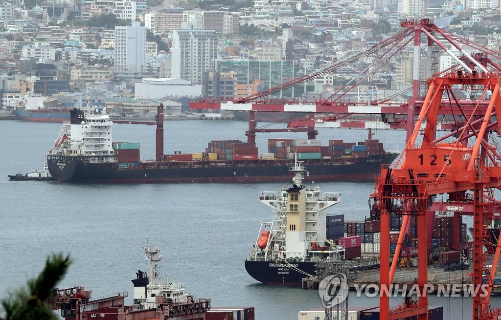 资料图片：8月1日，一艘集装箱船正驶入釜山港。 韩联社