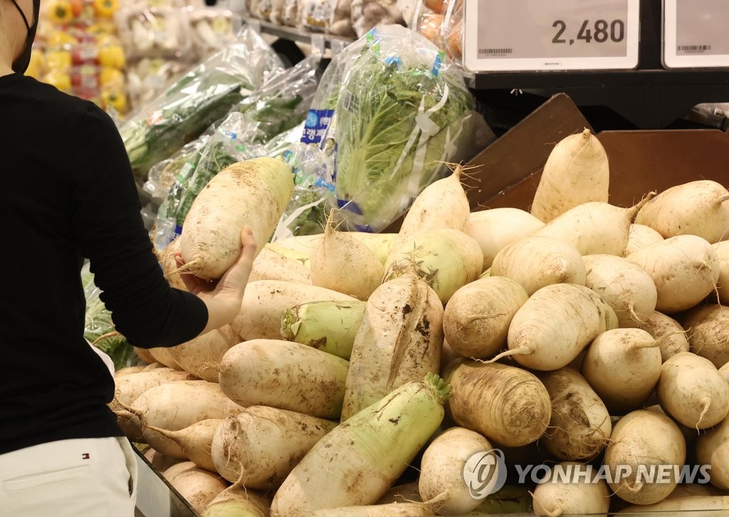 资料图片：首尔一超市的蔬菜柜台，摄于8月1日。 韩联社