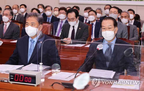 8月1日，在国会，韩国外长朴振（前排左）和统一部长官权宁世（前排右）出席国会外交统一委全体会议。 韩联社
