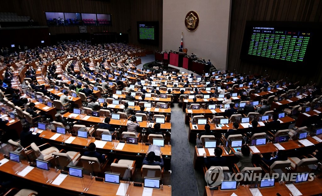 9月1日，韩国国会通过了一项涉美国《通胀削减法》的决议案，敦促美方基于韩美自贸协定为韩产汽车提供与北美汽车同等的税制优惠。 韩联社