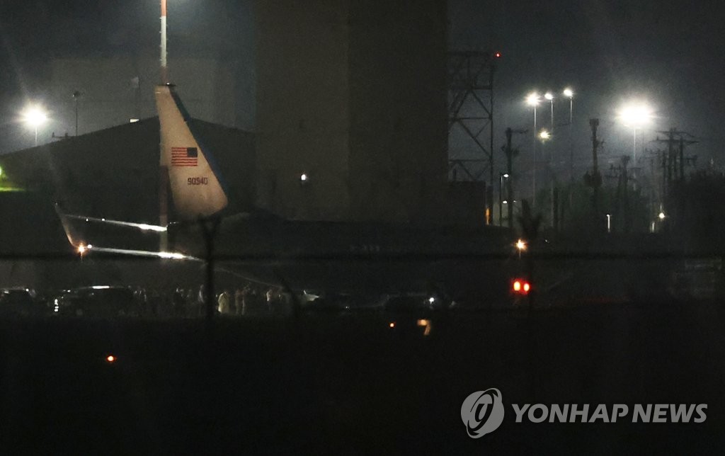 8月3日晚，美国众议院议长南希·佩洛西乘坐专机抵达位于京畿道平泽市的驻韩美军乌山空军基地。 韩联社
