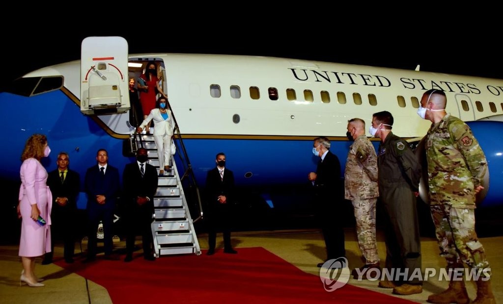 8月3日晚，美国众议院议长南希·佩洛西（白衣）飞抵位于京畿道乌山市的驻韩美军空军基地，开启访韩行程。 韩联社/美国驻韩大使馆官方推特截图（图片严禁转载复制）