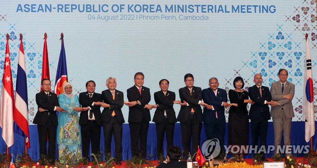 8月4日，在柬埔寨首都金边的索卡酒店，韩国外交部长官朴振（左五）与东盟十国外长合影。 韩联社