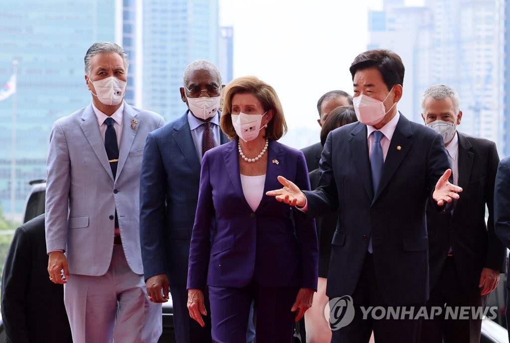 8月4日，在位于首尔市汝矣岛的韩国国会大楼，韩国国会议长金振杓（右一）和到访的美国众议院议长南希·佩洛西（右二）走进国会大楼。 韩联社/国会摄影记者团