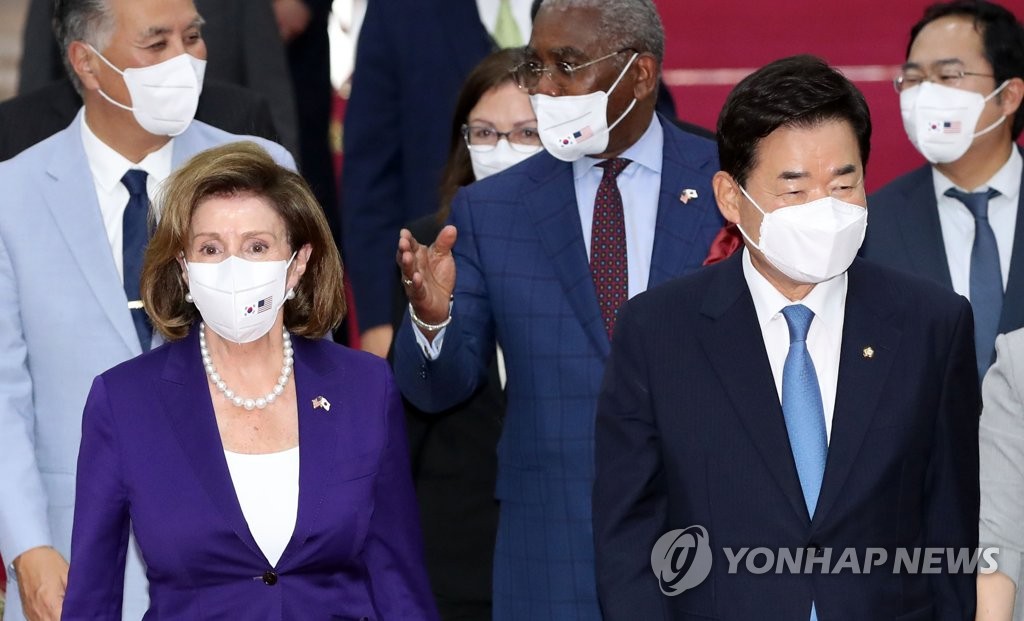 8月4日，在韩国国会，国会议长金振杓（右）与到访的美国众议院议长南希·佩洛西走入会场。 韩联社/国会摄影记者团