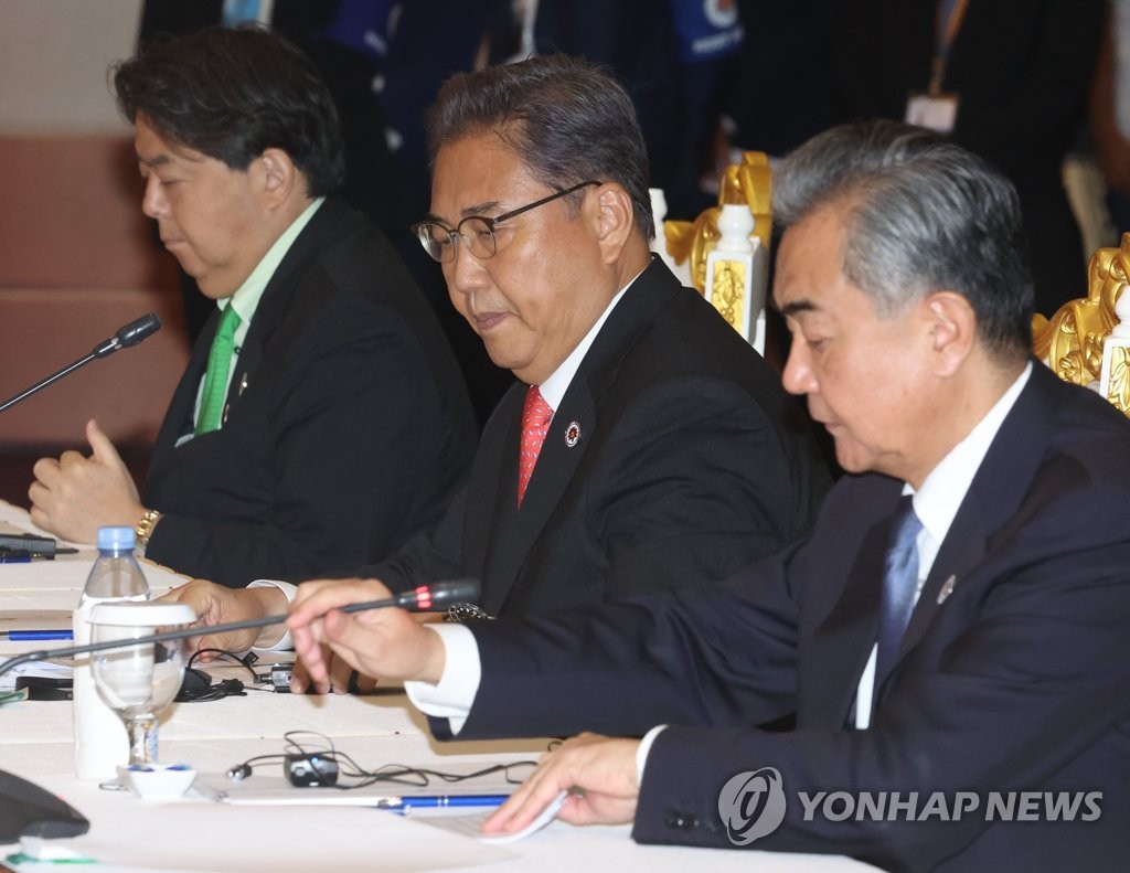 8月4日，在柬埔寨金边，朴振（中）、王毅（右）、林芳正出席东盟与韩中日外长会议。 韩联社