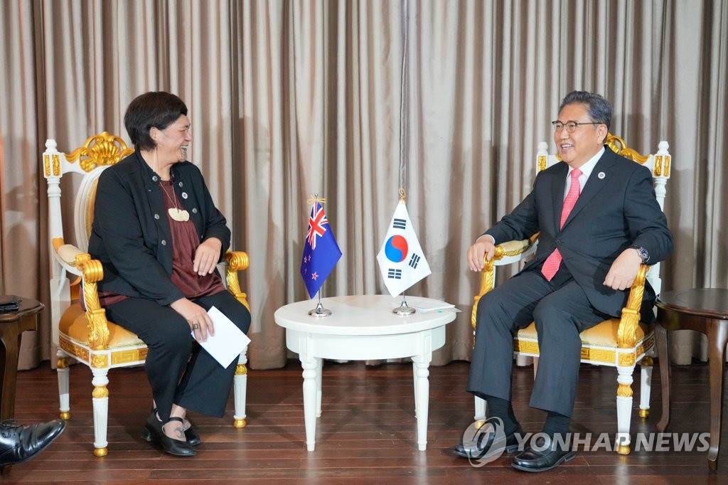 8月4日，在柬埔寨金边，韩国外长朴振（右）和新西兰外长纳纳娅·马胡塔举行双边会谈。 韩联社/韩国外交部供图（图片严禁转载复制）
