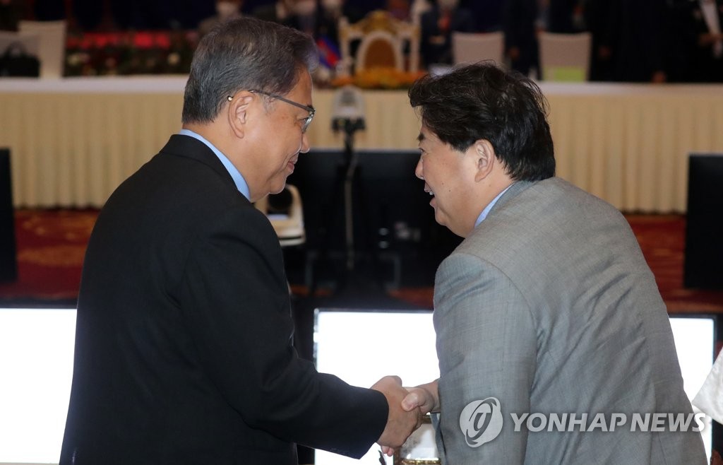 资料图片：朴振（左）和林芳正握手。 韩联社