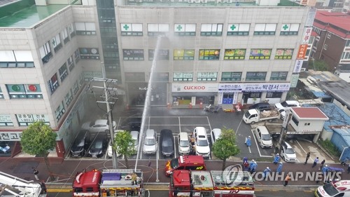 8月5日上午10点20分许，在京畿道利川市官库洞，一家医院失火造成5人死亡。 韩联社/热心读者供图（图片严禁转载复制）