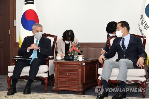 8月5日，韩国统一部长官权宁世（右）同美国驻韩大使菲利普·戈德堡举行会谈。 韩联社