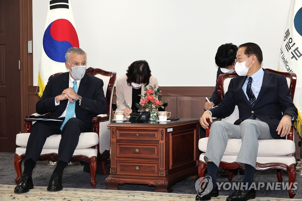 8月5日，韩国统一部长官权宁世（右）同美国驻韩大使菲利普·戈德堡举行会谈。 韩联社