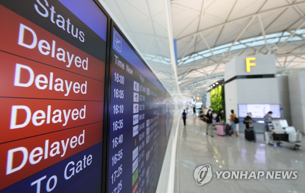 资料图片：8月5日，仁川国际机场第一航站楼显示屏上显示飞往东南亚地区的航班延误。 韩联社