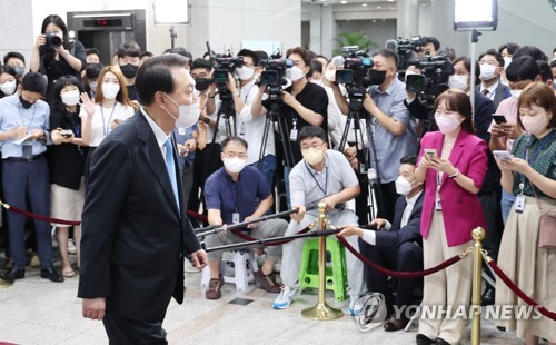 8月8日上午，在首尔龙山总统府，尹锡悦在答记者问后走向办公室。 韩联社