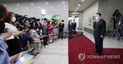 8月8日，在首尔龙山总统府，总统尹锡悦在上班途中答记者提问。 韩联社/总统室通信摄影记者团
