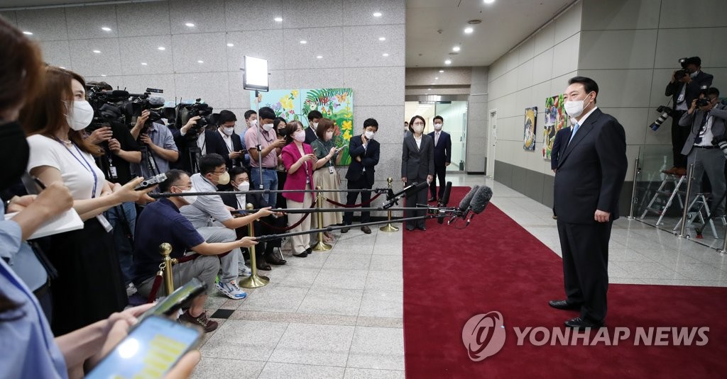 8月8日，在首尔龙山总统府，总统尹锡悦在出勤途中的简约记者会上回答记者提问。 韩联社