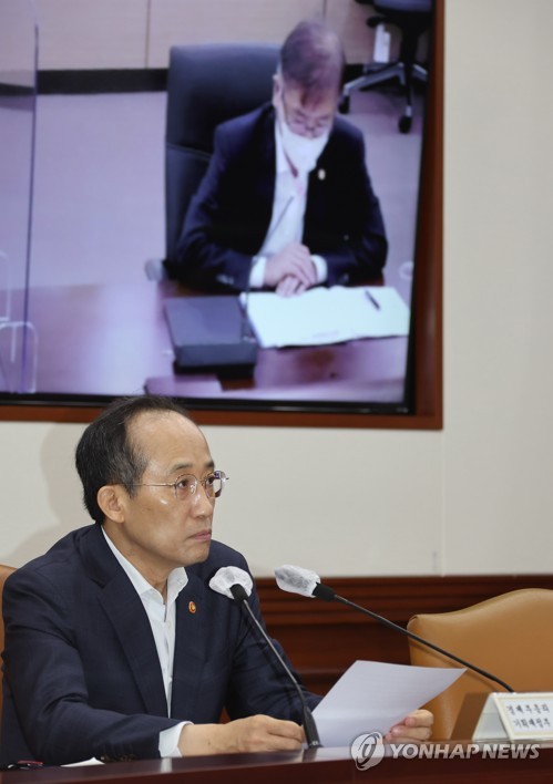 8月8日，在中央政府首尔办公楼，韩国经济副总理兼企划财政部长官秋庆镐在紧急经济长官会议上听取雇佣劳动部长官李正植（上图）发言。 韩联社