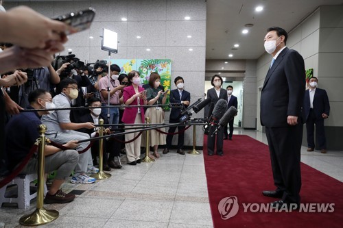 8月8日，在首尔市龙山总统府，休假结束的尹锡悦返岗首日上班途中答记者问。 韩联社/总统室通信摄影记者团