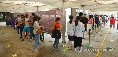 8月8日上午，在首尔市麻浦区卫生站，市民排队等候核酸采样。 韩联社