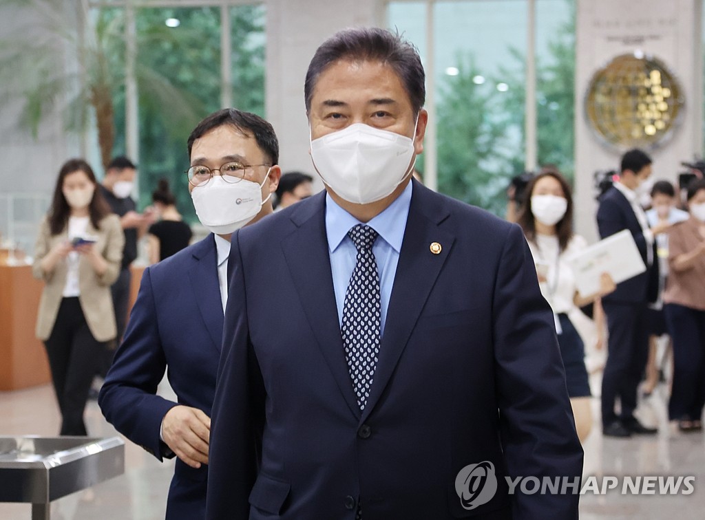 8月8日，在首尔钟路区的外交部大楼，韩国外交部长官朴振就访华事宜回答记者提问。朴振当天将在京畿道城南市的首尔机场乘机启程前往中国青岛，开启为期三天的访华之旅。 韩联社
