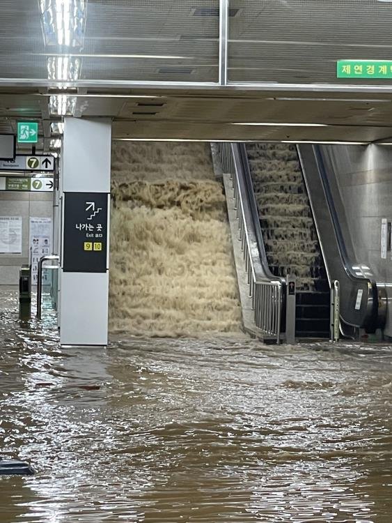 地铁站被水倒灌