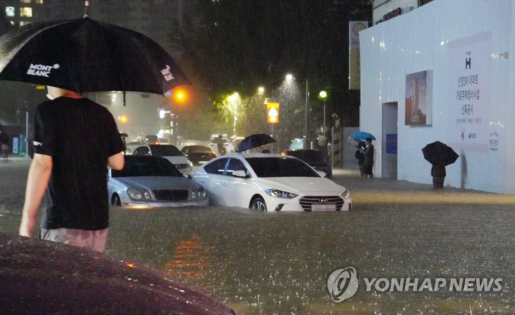 8月8日，在首尔江南区大峙洞银马公寓附近，道路和人行道被水淹没。 韩联社