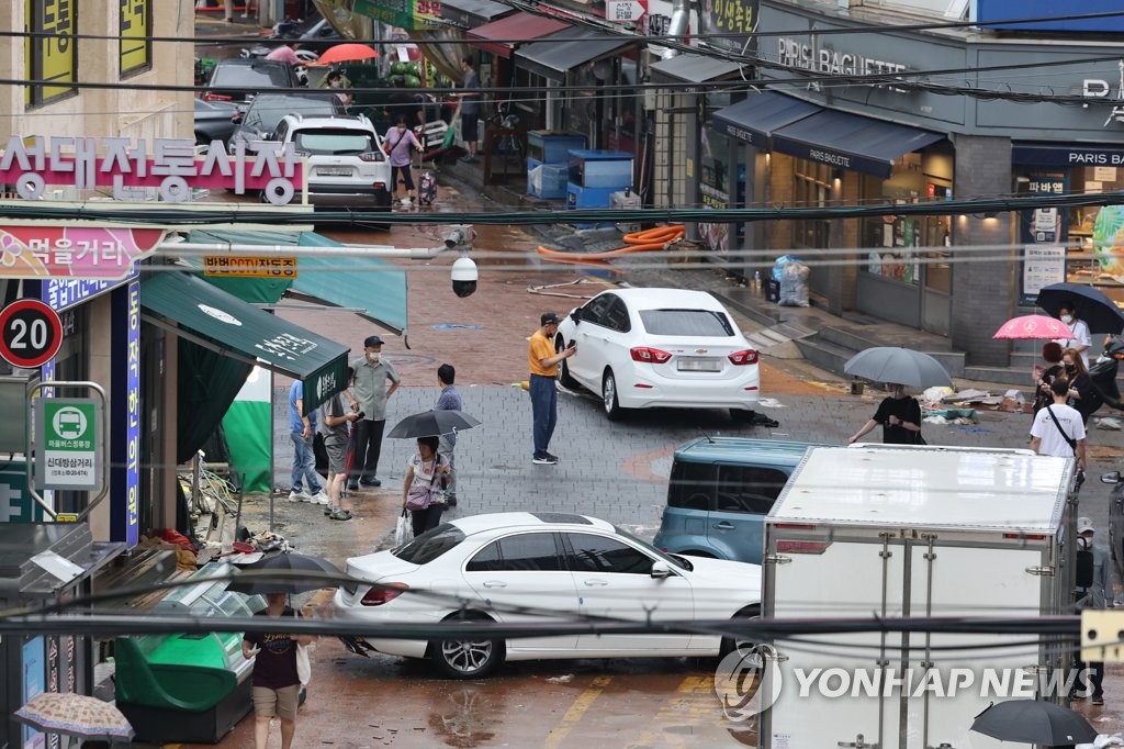 8月9日，在首尔市铜雀区，抛锚车辆横七竖八地停在路上。 韩联社