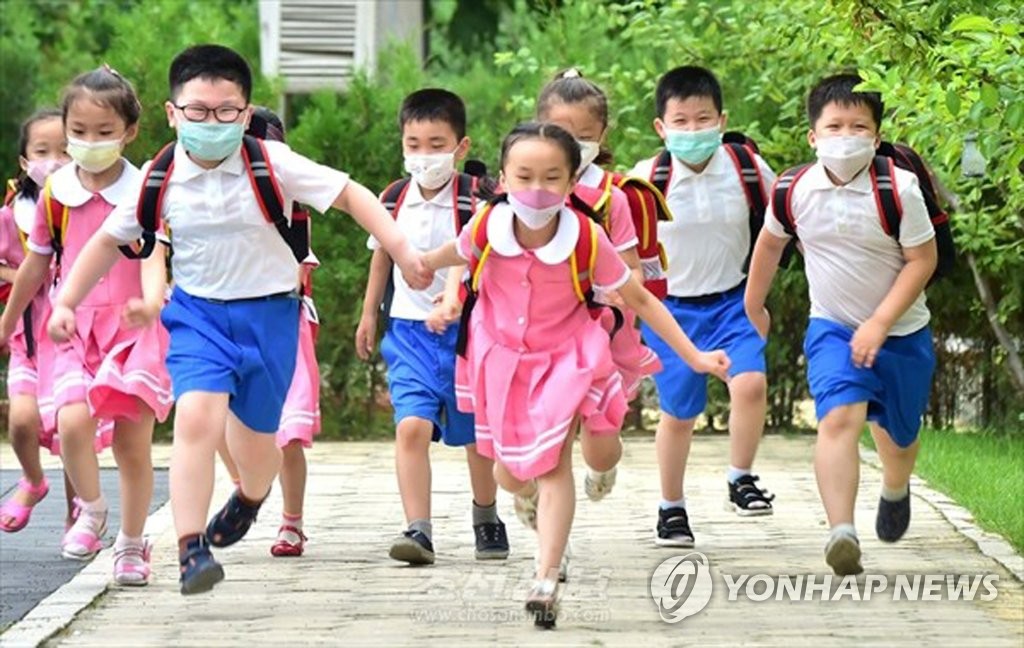 朝鲜小学生穿新校服